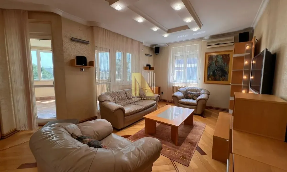 Izdavanje, četvorosoban stan, 148m², Stari grad, Novi Sad