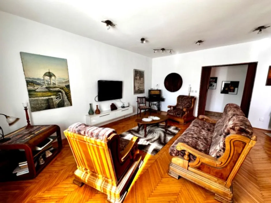 Izdavanje, trosoban stan, 80m², Cetinje, Crna Gora