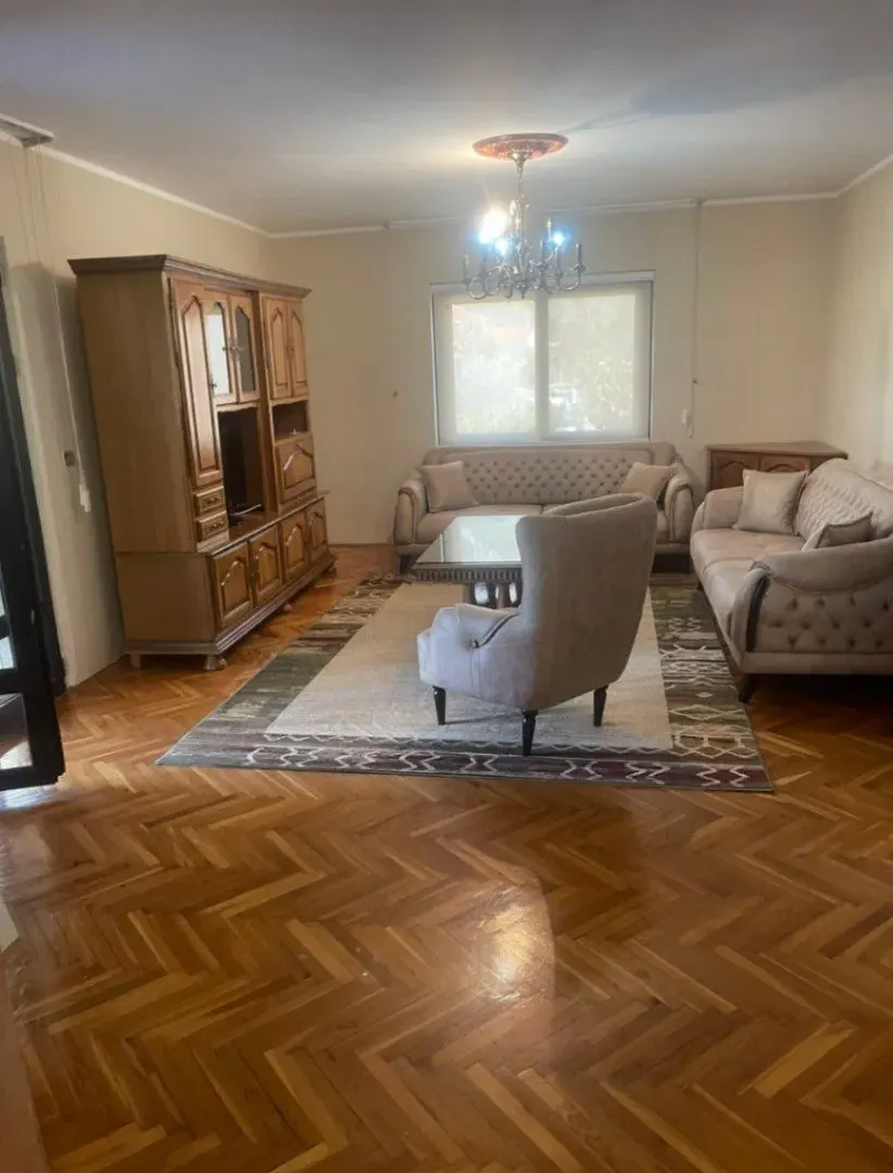 Izdavanje, trosoban stan, 200m², Tomba, Bar