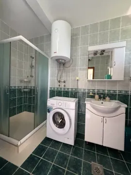 Kupatilo sa tuš kabinom, umivaonikom, bojlerom i veš mašinom. - image 8