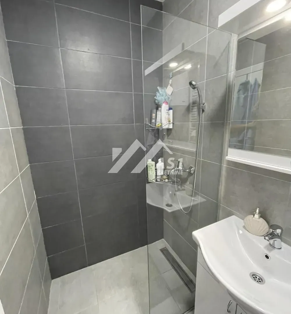 Prodaja, četvorosoban stan, 76m², Lipov gaj, Novi Sad Sve Podlokacije