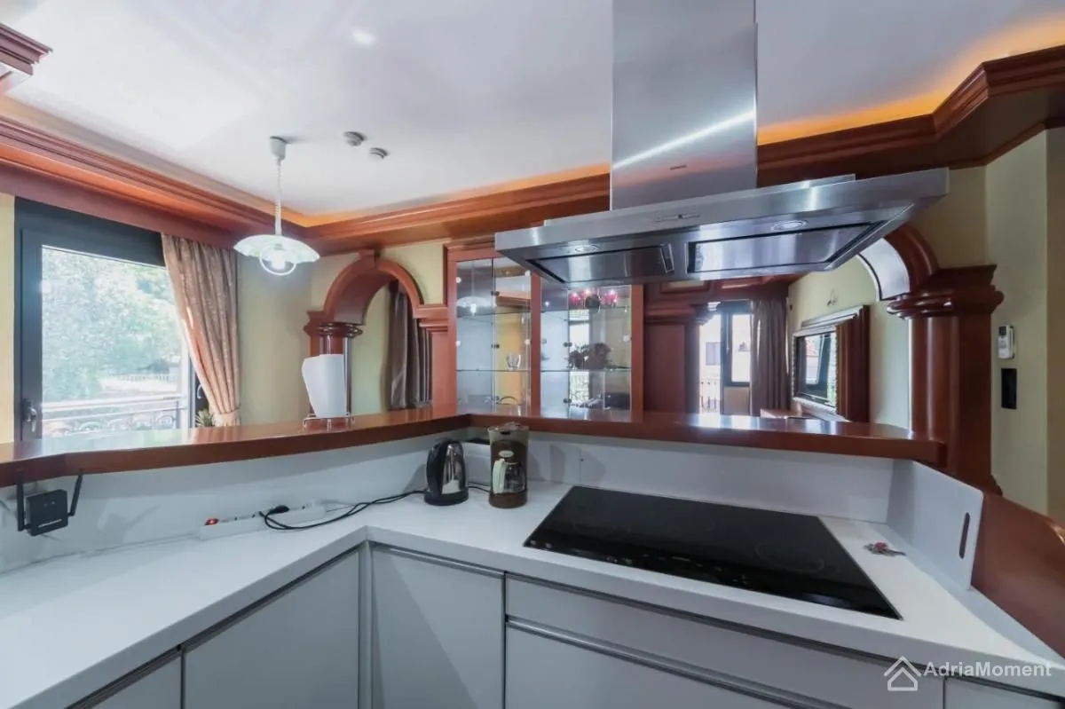 Sale, two bedroom apartment, 80m², Dobrota, Kotor