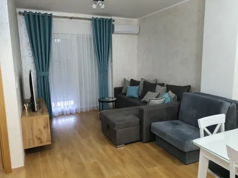 Dnevna soba sa garniturom, TV komodom i izlazom na terasu. - image 2