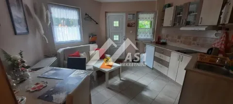 Dnevni boravak sa trpezarijom i spojenom kuhinjom. - image 12
