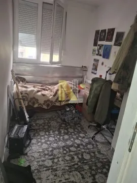 Manja spavaća soba sa krevetom, radnim stolom i tepihom. - image 4