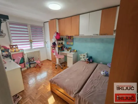 Dečja soba sa dva kreveta, radnim stolom i ugradnim ormarima. - image 3