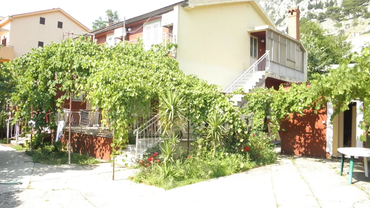 Izdavanje, kuća, 200m², Dobrota, Kotor