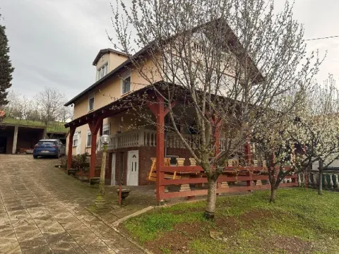 Eksterijer porodične kuće sa prostranom terasom i uređenim dvorištem. - image 11