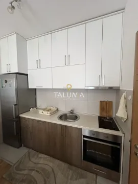 Manja kuhinja sa bijelim visećim elementima i donjim elementima u boji drveta. - image 3