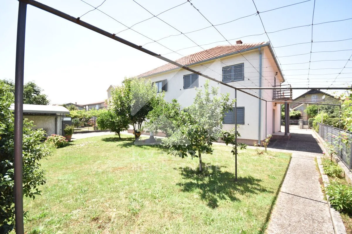 Prodaja, kuća, 320m², Murtovina, Podgorica