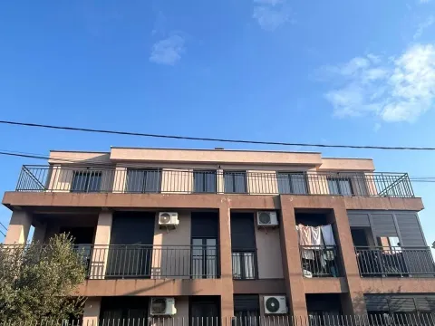 Izdavanje, četvorosoban stan, 150m², Tološi, Podgorica - image 18