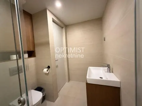 Savremeno opremljeno kupatilo sa umivaonikom i tuš kabinom. - image 6