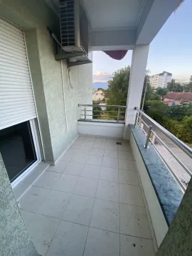 Prostrana terasa sa popločanim podom i metalnom zaštitnom ogradom. - image 9