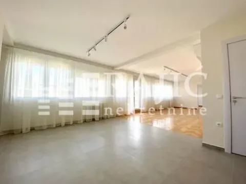 Spacious bright living room with large windows and parquet flooring. - image 2