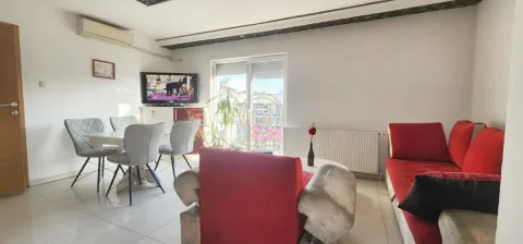Dnevni boravak sa garniturom, TV-om i trpezarijskim stolom. - image 6