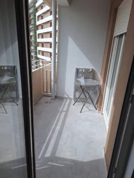 Balkon sa pločicama i pogledom na susjedne zgrade. - image 14
