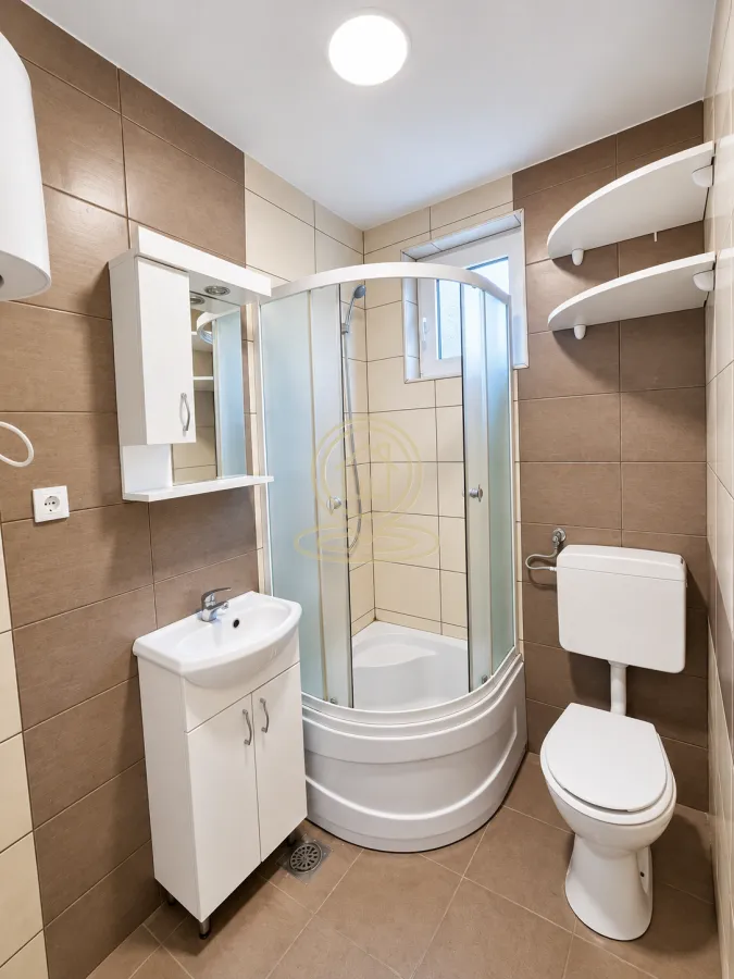 Kompaktno kupatilo sa tuš kabinom, umivaonikom i wc šoljom.
