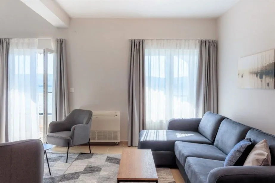 Izdavanje, dvosoban stan, 100m², Tivat, Crna Gora