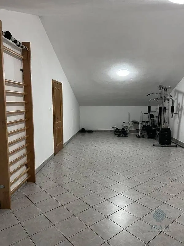 Izdavanje, kuća, 400m², Zlatica, Podgorica