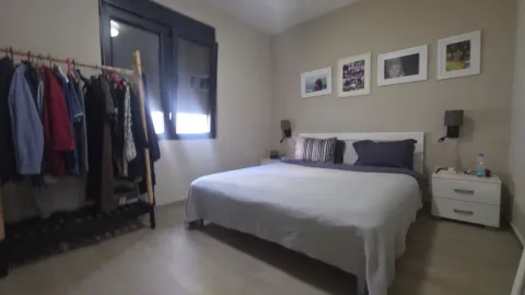 Spavaća soba sa bračnim krevetom, garderoberom i noćnim stočićima. - image 7