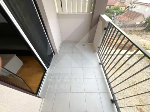 Nenamješten balkon sa pločicama i metalnom ogradom. - image 11