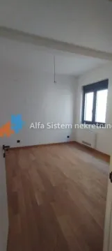Prazna prostorija sa parketom i prozorom. - image 8