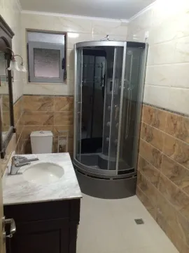 Kupatilo sa tuš kabinom, toaletom i lavaboom sa mermernom pločom. - image 3