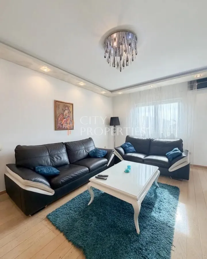 Living room with a sofa set, coffee table, and a rug.