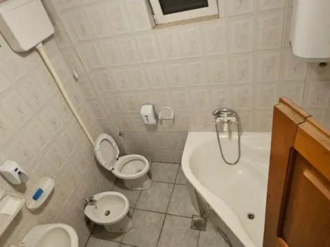 Izdavanje, kuća, 360m², Momišići, Podgorica - image 13
