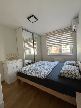 Nameštena spavaća soba sa bračnim krevetom, plakarom i prozorom. - image 7