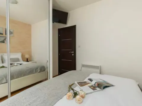 Izdavanje, dvosoban stan, 57m², Dobrota, Kotor - image 6