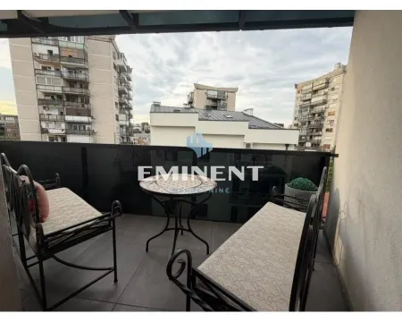 Namješten balkon sa garniturom za sjedenje i pogledom na grad. - image 7