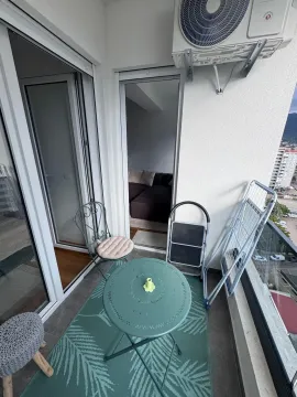 Manji namješteni balkon sa stolom, stolicama i sušilicom za veš. - image 12