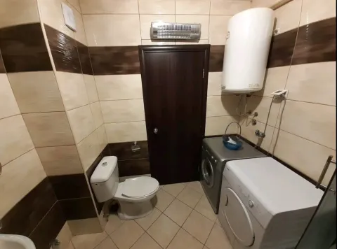 Kupatilo sa toaletom, bojlerom, veš mašinom i mašinom za sušenje veša. - image 7