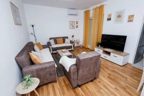 Namještena dnevna soba sa garniturom, TV komodom i drvenim podom. - image 8