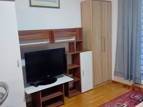 Stan in Adamovićevo Naselje