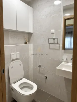 Moderno opremljeno kupatilo sa WC šoljom, umivaonikom i ogledalom. - image 10