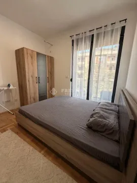 Namještena spavaća soba sa bračnim krevetom, plakarom i balkonskim vratima. - image 5