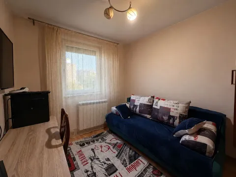Manja spavaća soba sa krevetom, radnim stolom i prozorom. - image 6