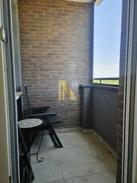 Manji natkriveni balkon sa stolom i stolicama. - image 8