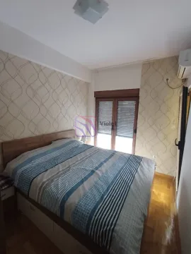 Spavaća soba sa bračnim krevetom, drvenim podom i izlazom na terasu. - image 5