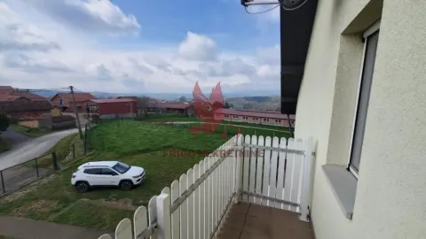 Pogled sa balkona na dvorište i okolni pejzaž. - image 5