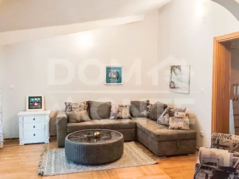 Izdavanje, dvosoban stan, 80m², Centar, Tivat - image 1