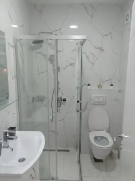Moderne opremljeno kupatilo sa tuš kabinom, umivaonikom i toaletom. - image 7