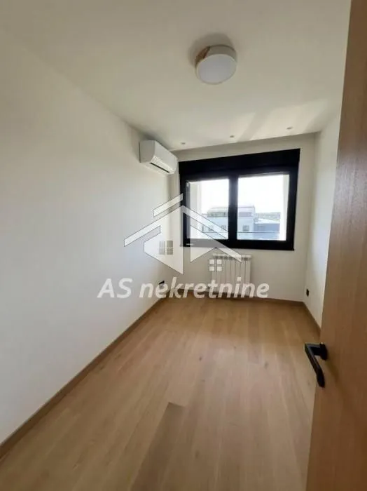 Izdavanje, trosoban stan, 56m², Savski Venac, Beograd