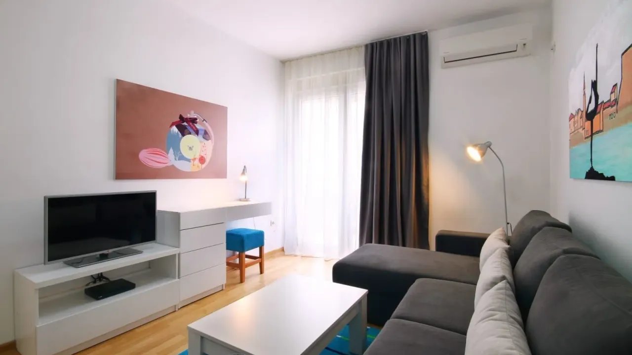 Izdavanje, dvosoban stan, 47m², Centar, Budva