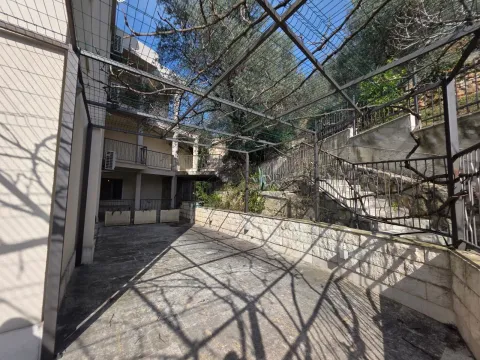 Izdavanje, trosoban stan, 247m², Sveti Stefan, Budva - image 18