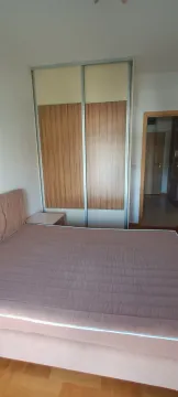 Jednostavna spavaća soba sa krevetom i ugradnim plakarom. - image 7