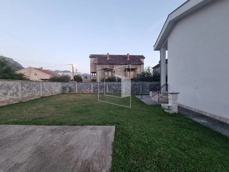 Izdavanje, kuća, 400m², Zlatica, Podgorica