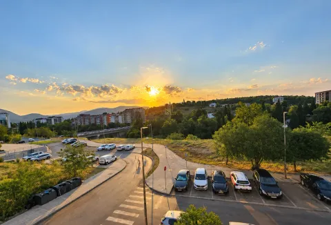 Pogled iz apartmana na grad i okolni pejzaž u toku zalaska sunca. - image 6